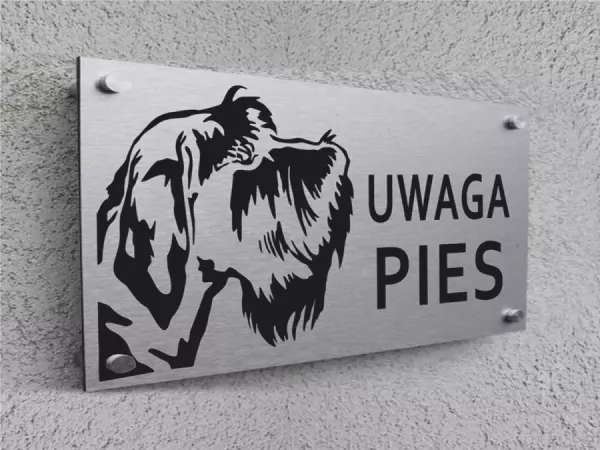 Tabliczka-uwaga_pies_sznaucer_aluminiowa_dystanse_FunArt_1200_900.webp