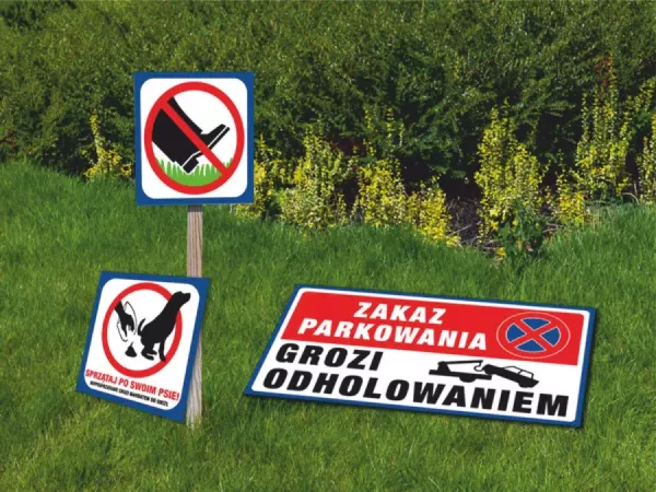tabliczki_na_trawniku_amsgrafix_1200_900.webp